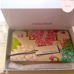 New!! Dooney & Bourke Cream Multi Hydrangea Large ZipAround Wristlet Wallet